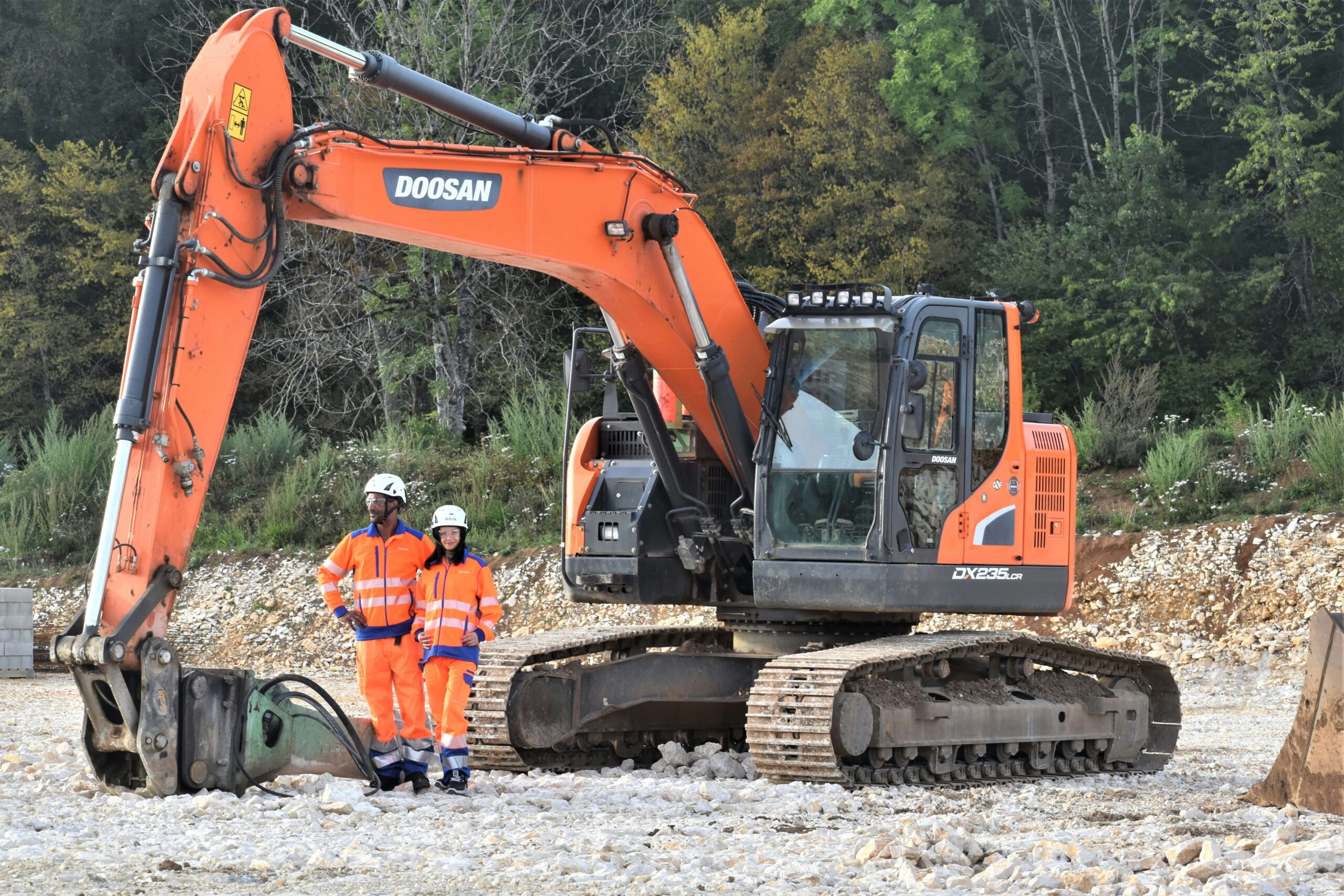 alcuni lavoratori in abiti di sicurezza